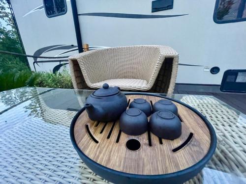 a table with three blue pots on top of it at Zhangjiajie Cliff Flower RV Tent Hotel in Sanguansi