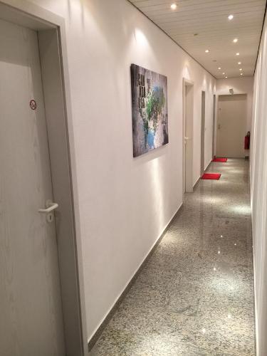 a hallway of an office with a painting on the wall at Gästewohnung Mönchengladbach in Mönchengladbach
