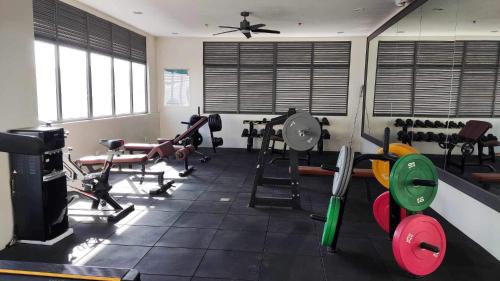 Gimnasio o instalaciones de fitness de BE Residences Luxury Studio Apartments, AC, Pool, Gym, near IT Park