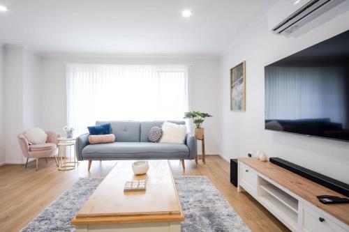 TV a/nebo společenská místnost v ubytování Pet Friendly Battery Hill Home away from Home