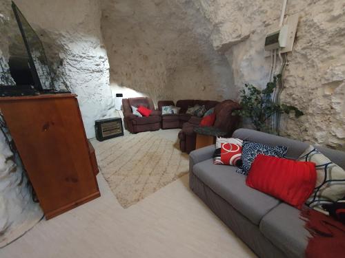 Χώρος καθιστικού στο Fossickers Den Dugout Accommodation