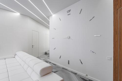 شقة فيريا في أوديسا: غرفة بجدران بيضاء وأريكة بيضاء