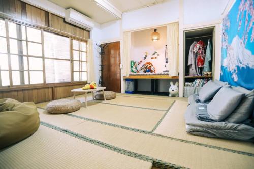 a living room with a couch and a table at Huangpu Hostel in Chung-cheng-hsin-ts'un