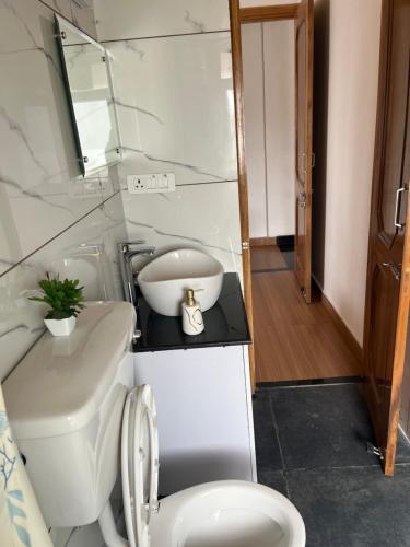 un bagno con un water e un lavandino di Moonwind, two bedroom apartment with sitting room and Kitchenette a Mussoorie