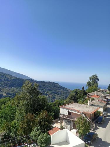 an aerial view of a house with the ocean in the background at Guesthouse Kallisti in Anilio Pelion