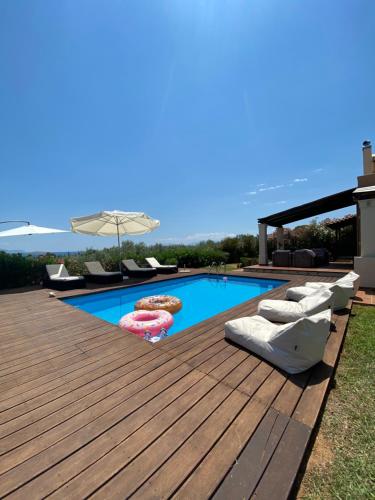 Georges Villa Galaxidi, family, pool and garden
