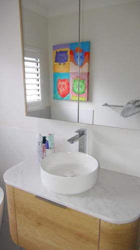 Ένα μπάνιο στο Beach Bliss, Private Bedroom, Private Lounge & Bathroom, plus Netflix, Wifi