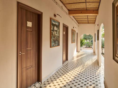 a hallway with a door and a tiled floor at Lakeview Gardens in Xóm Ðá Dủng