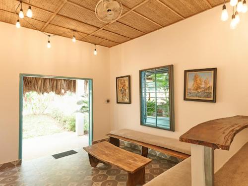a living room with a bench and a window at Lakeview Gardens in Xóm Ðá Dủng