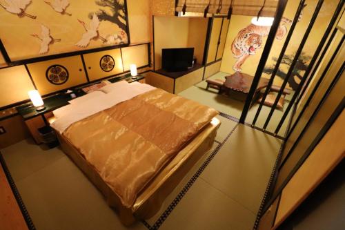 a bedroom with a bed in a room at ホテル三愛 in Himeji