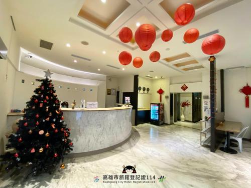 高雄市にあるThe Rivero Hotelの赤灯籠ロビーのクリスマスツリー