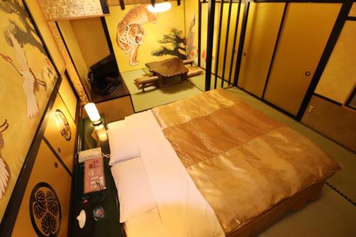 a bedroom with a large bed in a room at ホテル三愛 in Himeji