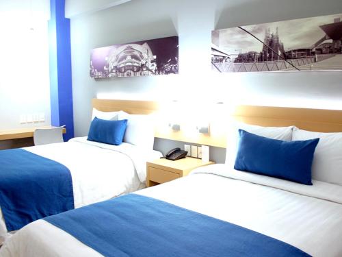 Hotel Urbainn tesisinde bir odada yatak veya yataklar