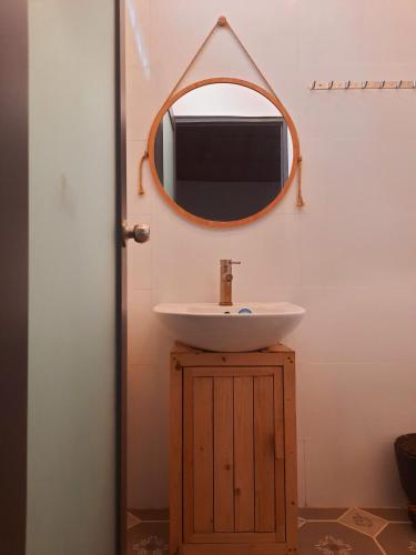 a bathroom with a sink and a mirror at Lakeview Gardens in Xóm Ðá Dủng