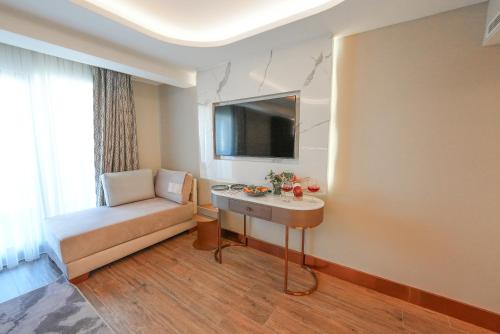 un soggiorno con un divano e un tavolo di Boreas Hotel, Trademark Collection by Wyndham a Ankara
