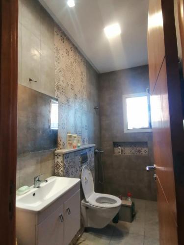 een badkamer met toilet en wastafel bij Maison kelibia Ezzahra plage a pied in Ḩammām al Ghazzāz