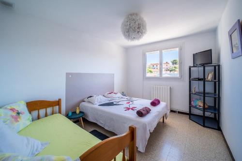 a small bedroom with a bed and a window at Le Coquillage Bleu - A 10min de Collioure in Port-Vendres