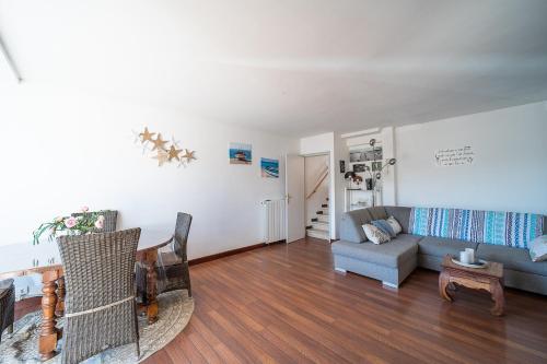 a living room with a couch and a table at Le Coquillage Bleu - A 10min de Collioure in Port-Vendres