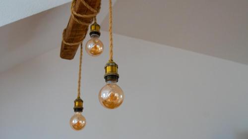 a cluster of light bulbs hanging from a ceiling at Rauszeit in Böhlen
