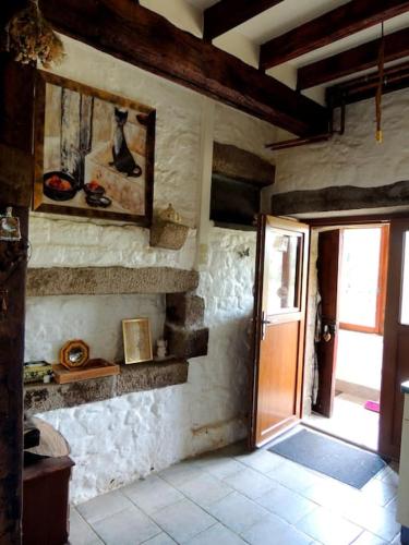 une chambre avec une porte ouverte et une chambre avec une porte dans l'établissement En route pour la Sélinière !, à Champ-du-Boult