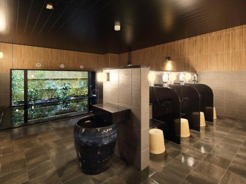 a bathroom with a large aquarium in a room at Hotel Route Inn Grand Kainan Ekimae in Kainan