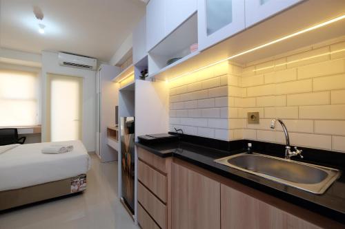 Postel nebo postele na pokoji v ubytování Cozy Living and Homey Studio Transpark Cibubur Apartment By Travelio