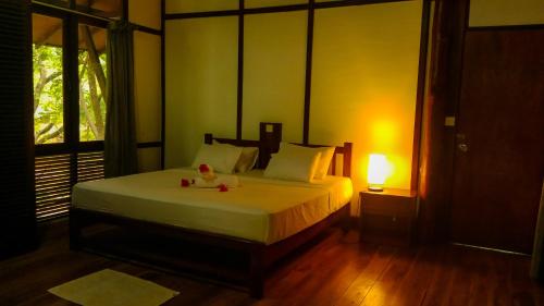 Ein Bett oder Betten in einem Zimmer der Unterkunft Sigiriya Elephant Villa