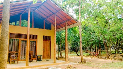 Ein Garten an der Unterkunft Sigiriya Elephant Villa