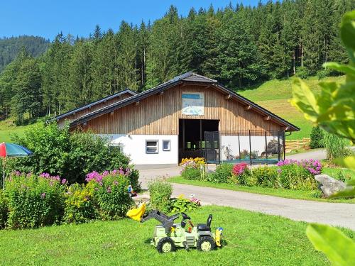 Ein Garten an der Unterkunft Biobauernhof Poidlbauer