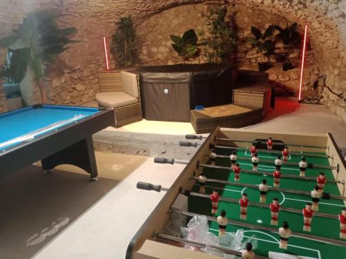 une chambre avec un billard dans une grotte dans l'établissement Spacieuse maison de village de caractère pour 10 personnes, à Saint-André-de-Roquepertuis