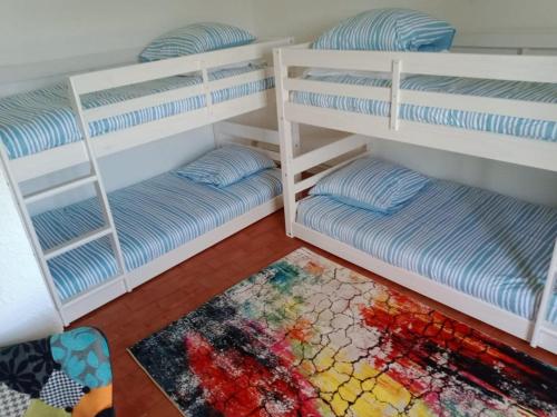 - 2 lits superposés dans une chambre avec un tapis dans l'établissement Spacieuse maison de village de caractère pour 10 personnes, à Saint-André-de-Roquepertuis