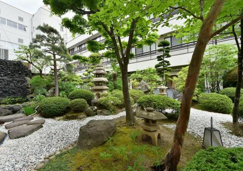 Un jardín fuera de 戸倉上山田温泉ホテル圓山荘