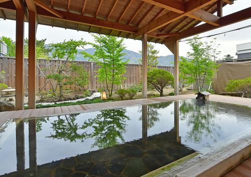 Un jardín fuera de 戸倉上山田温泉ホテル圓山荘