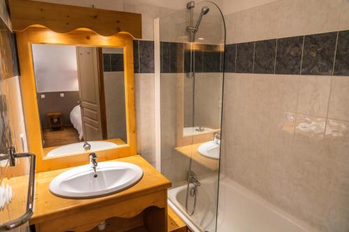 une salle de bain avec deux lavabos et une douche dans l'établissement Résidence Les Hauts De Preclaux - Appartement avec vue sur les pistes MAE-7591, aux Orres
