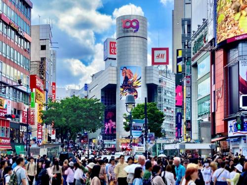 東京にあるホテルリオス渋谷Adults onlyの混雑した街の通りを歩く人々の群れ
