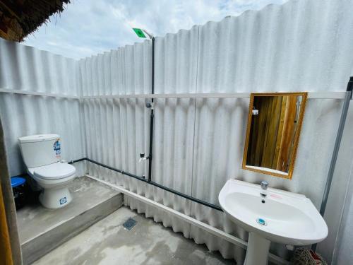 Koupelna v ubytování Amwaj Blue Cabana Arugambay
