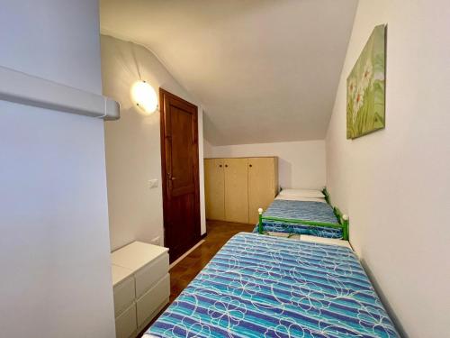 une petite chambre avec deux lits dans une pièce dans l'établissement Holiday Home Porto Santa Margherita Beach, à Porto Santa Margherita