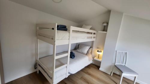 Ένα ή περισσότερα κρεβάτια σε δωμάτιο στο Apartamentos Lavandeira by beBalmy