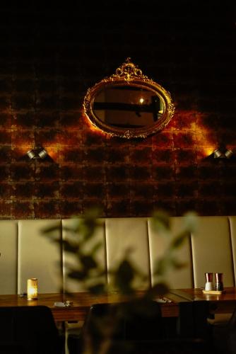a mirror on the wall of a restaurant with a table at Hostel am GÜTERBAHNHOF in Neubrandenburg