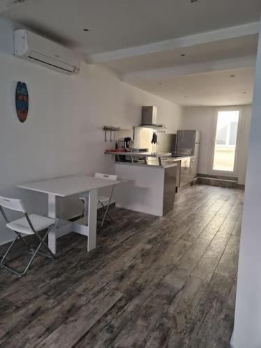 une cuisine avec une table et des chaises dans une pièce dans l'établissement Appartement Toulon Mourillon, à Toulon