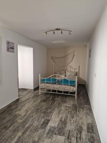 une chambre avec un lit dans le coin d'une pièce dans l'établissement Appartement Toulon Mourillon, à Toulon