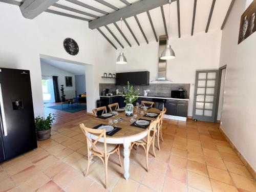 une cuisine et une salle à manger avec une table et des chaises dans l'établissement Villa Louis - calme et spacieuse avec vue, à Castelnaudary