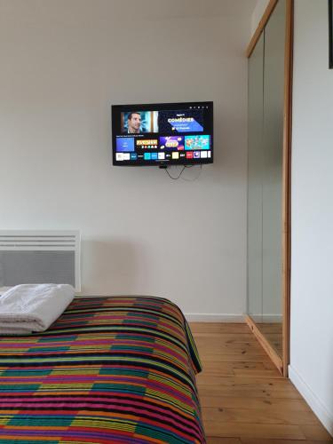 TV a/nebo společenská místnost v ubytování La Part des Anges votre studio à la campagne