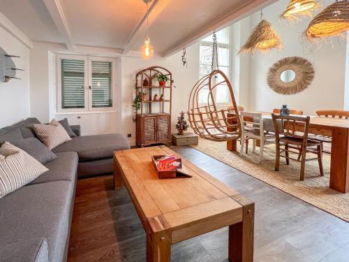 un salon avec un canapé et une table dans l'établissement Élégant T3 Central avec Vue sur le Port de Toulon, à Toulon