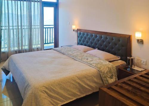 Postel nebo postele na pokoji v ubytování Banjara Orchard Retreat Thanedar
