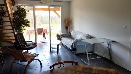 un salon avec un canapé et une table dans l'établissement maison proche du lac, à Aureilhan