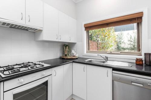 Η κουζίνα ή μικρή κουζίνα στο Mickle Townhouse, Steps to CBD