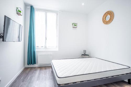 - une chambre blanche avec un lit dans l'établissement Bel Appartement F3 lumineux wi-fi, au Havre