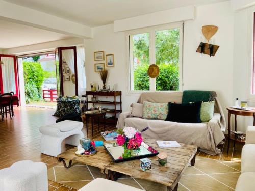 un salon avec un canapé et une table dans l'établissement Villa Cakine à La Baule, à La Baule