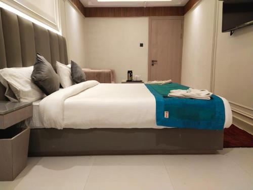 a bedroom with a large bed in a room at Hotel Gagan Suite in Kānpur